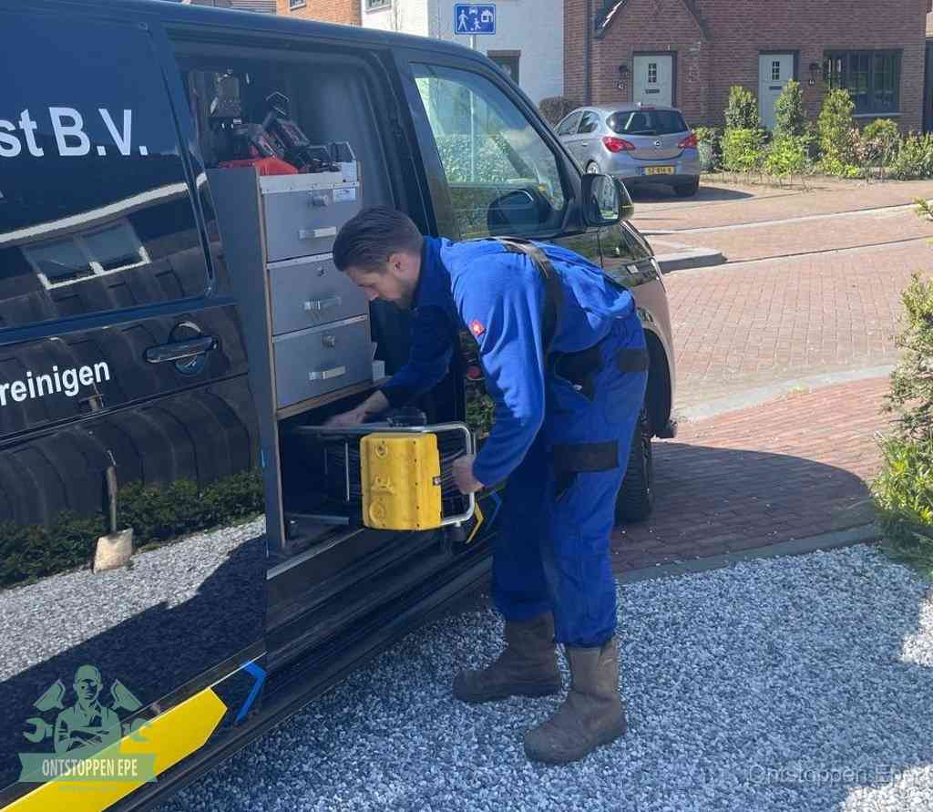 Monteur pakt gereedschap uit de bus, bespaartips voor riool ontstoppen in Epe
