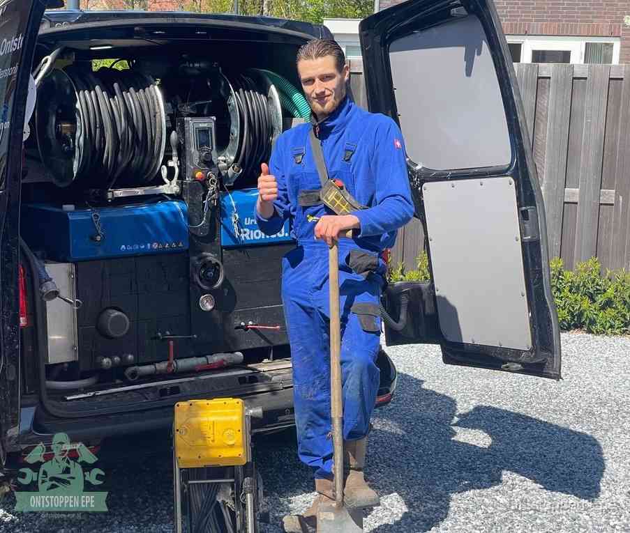 Een tevreden monteur met opgestoken duim na een geslaagde klus, slim ingrijpen bespaart kosten bij een verstopte wc in Epe