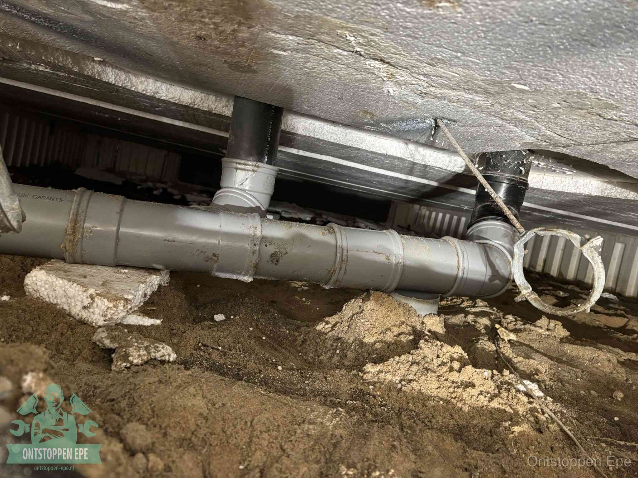 PVC-buizen in de kruipruimte van een gemengd of gescheiden rioolstelsel in Epe