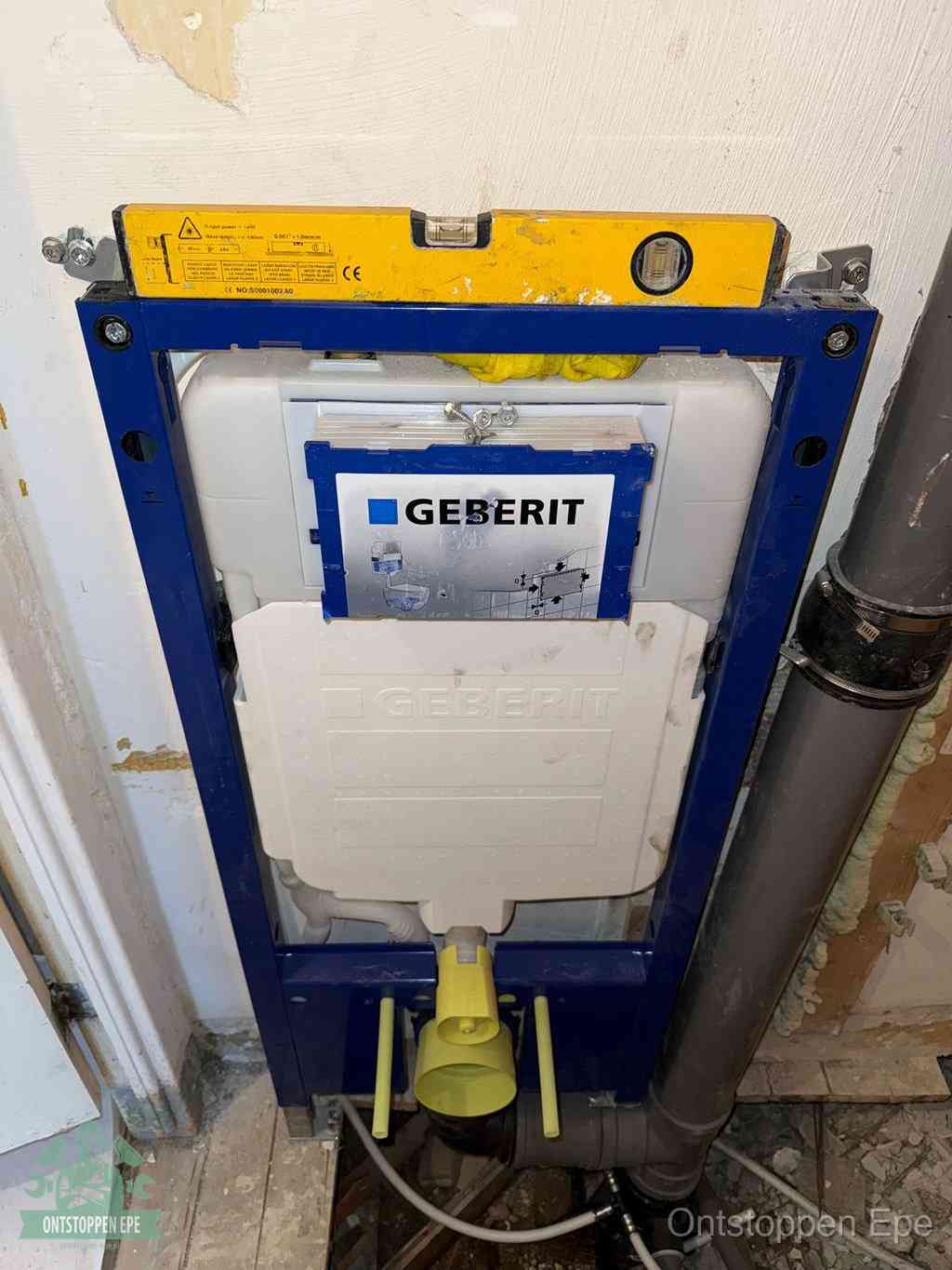 Een Geberit inbouwreservoir met frame voor een hangtoilet tegen de wand, met de afvoerbocht naar de vloer, kenmerkend voor een verstopt hangtoilet in Epe