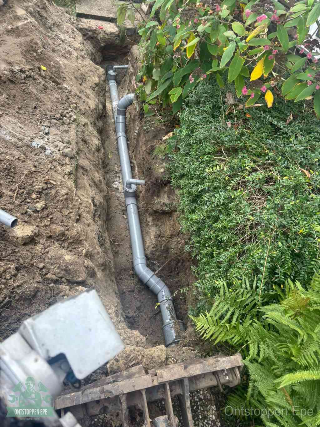 Open sleuf met nieuwe PVC-buizen, riool repareren en vervangen in Epe