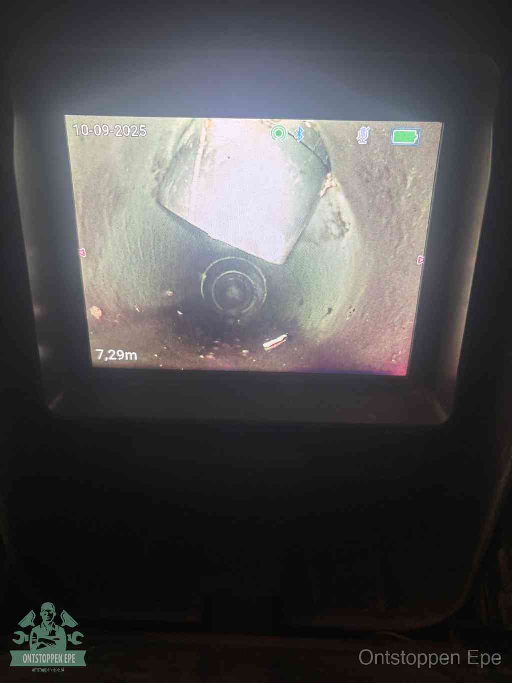 Camerabeeld van een verzakte rioolbuis diep onder de grond, een rioolverzakking in Epe