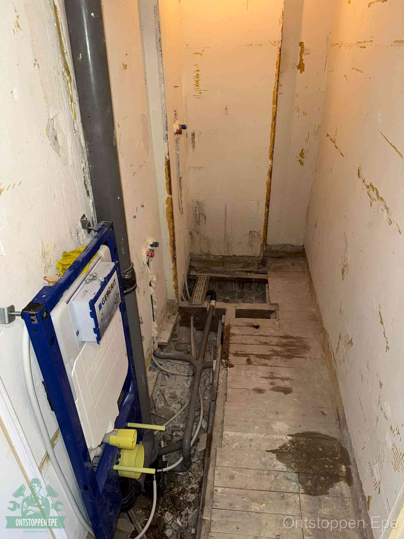 Een opgebroken toiletruimte tijdens renovatie met een Geberit inbouwreservoir en blootliggende oude afvoerleidingen, typisch voor oudere woningen in Epe