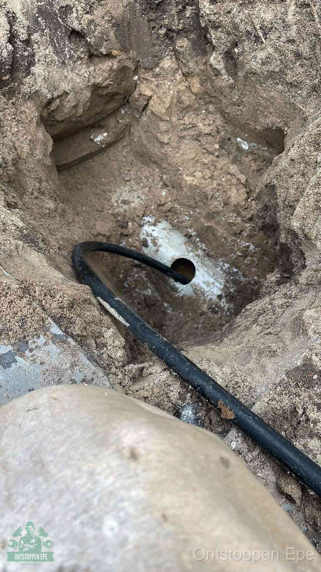 Uitgegraven rioolbuis in de grond, hulp om zelf het riool te ontstoppen in Epe